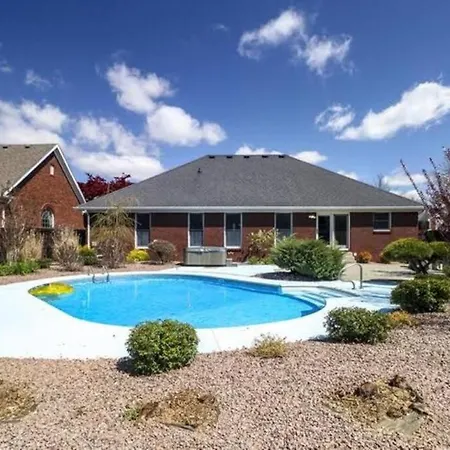 Spacious Derby Home With Hot Tub